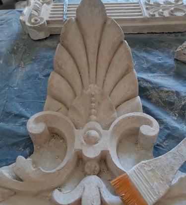 Proceso de restauración de las columnas de la Facultad de Derecho realizado en taller por Almapiedra.