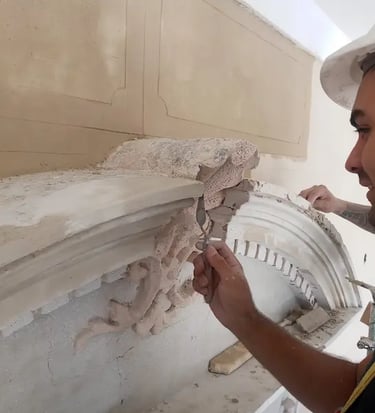 Restauración de la ornamentación del arco de ingreso de la Facultad de Derecho de Rosario realizada por Almapiedra. 