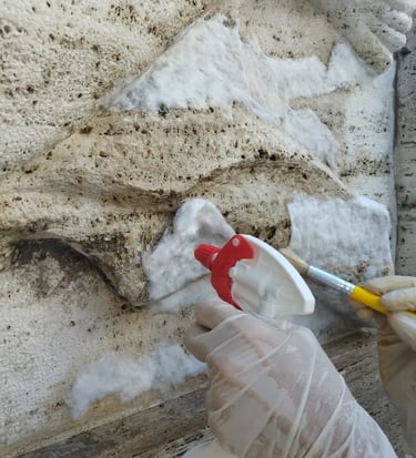 Proceso de restauración del mural del Monumento a la Bandera realizado por Almapiedra.