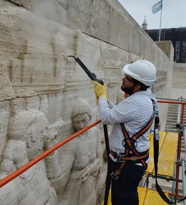 Proceso de restauración del mural del Monumento a la Bandera realizado por Almapiedra.