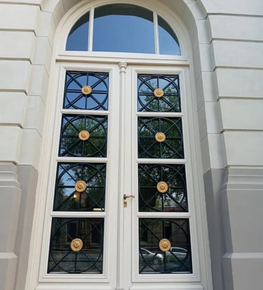 Puerta de la Facultad de Ingeniería de Rosario restaurada por Almapiedra. 