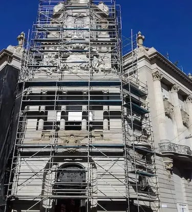 Proceso de restauración de la fachada del Jockey Club de Rosario realizado por Almapiedra.