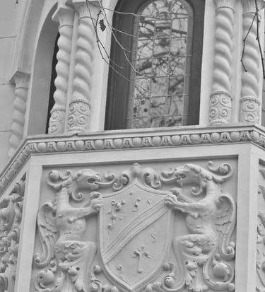 Detalle de la ornamentación de la fachada del Consulado de Italia en Rosario restaurada por Almapiedra.