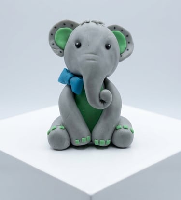 Elefante bebé modelado completamente a mano en fondant por Cocina con Ely, una delicada figura decor