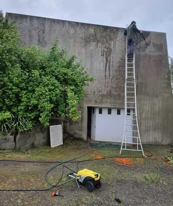 Pignon de maison noirci par la pollution et les mousses à Brest avant nettoyage haute pression