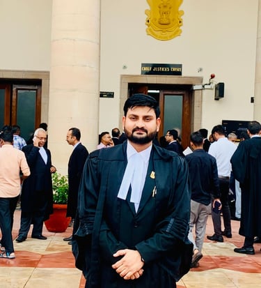 Advocate Vinod Kumar is standing at Hon'ble Supreme Court of India.
