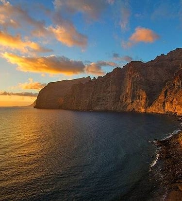 Vista panorámica de los acantilados de Los Gigantes en Tenerife destino imprescindible en furgoneta camper