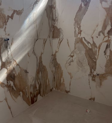 carrelage mural, grand format, effet marbre, douche à l’italienne, finition moderne