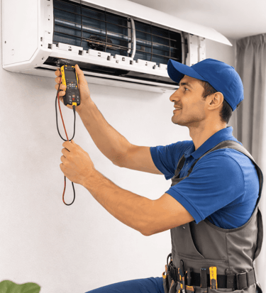 técnico realizandfo servicio de mantenimiento