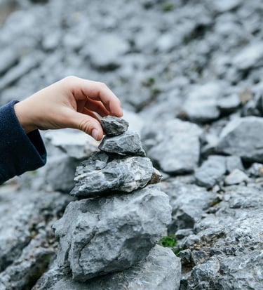 Rankos deda akmenis – simbolis tvirto pagrindo ir verslo augimo su apskaita