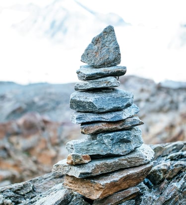 Akmenų piramidė – stabilumas ir balansas, atspindintis apskaitos sprendimus