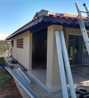 Casa antes da instalação de calhas e rufos.