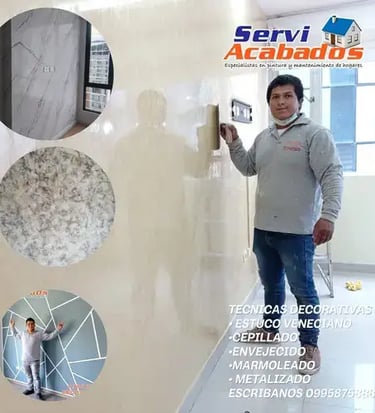 Serviacabados aplicando pintura decorativa en una pared interior en Quito.