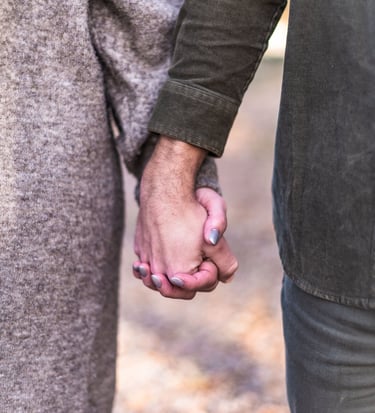 photo d'un couple qui se tient la main à Balma