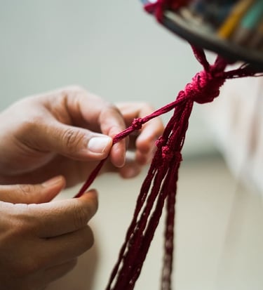 Manos tejiendo en un taller artesanal