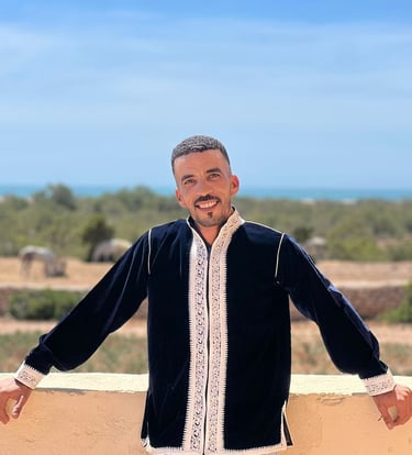 homme souriant avec des chevaux dans le fond 