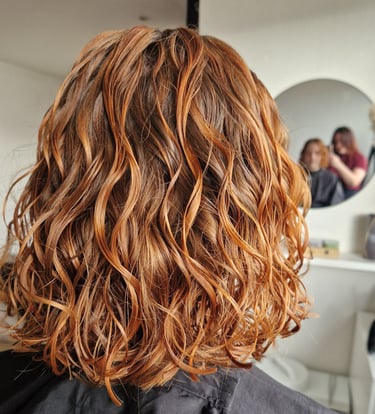 coiffure femme cheveux bouclés