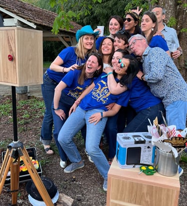 Un groupe d'homme et femme qui se prennent en photo devant un photobooth