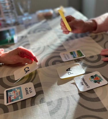 Deux personnes jouant à un jeu stimulant le cerveau
