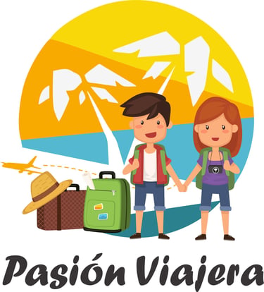 Una pareja viajando con mochilas y maletas con una puesta de sol en una playa tropical de fondo.