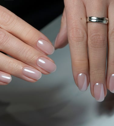 Uñas con acabado rosa pálido y brillo natural, manicura limpia con base rubber fortalecedora.