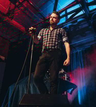Jean Herrou, chanteur dans Herriwenn, groupe de musique bretonne électro