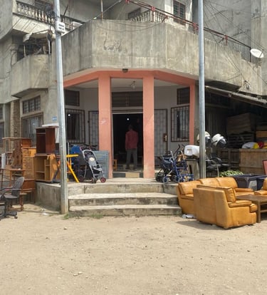 Devanture de la boutique d'Emmaüs Pahou où sont vendus les objets du bric-à-brac