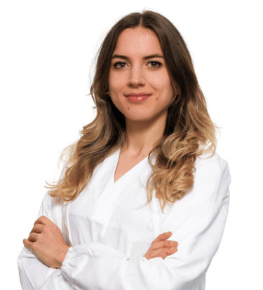 Giulia Scudier Nutrizionista sorridente in camice bianco