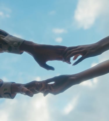 Twee handen reiken naar elkaar en grijpen elkaar vast, symbool voor verbinding en steun