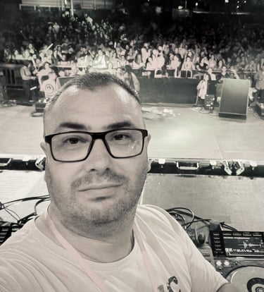 Toni Kenji, creador de la música que nos acompaña.