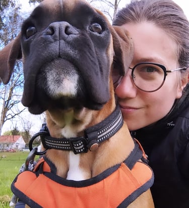 Mégane SINGERY coach comportementaliste animalier et son chien 