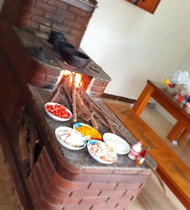 Culinária caseira em preparo no fogão a lenha na Pousada Santa Júlia, na Rota da Luz SP
