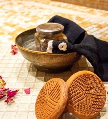 Savon noir et gant de kessa dans la salle tiède du hammam