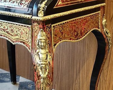 Dorures et bronzes d'un meuble ancien restaurés