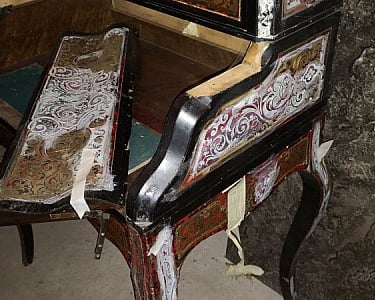 Réparation de la structure et du placage d'un meuble ancien