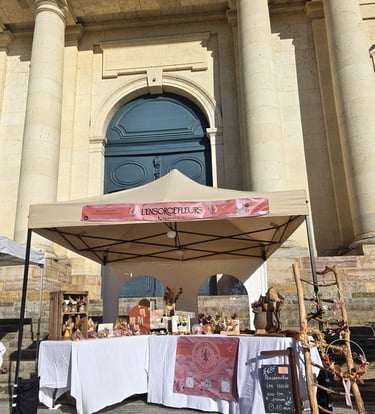 Stand de l'Ensorce'Fleurs devant un bel édifice