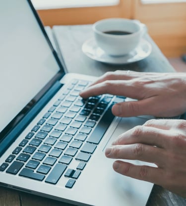 Persona che scrive un messaggio al nutrizionista