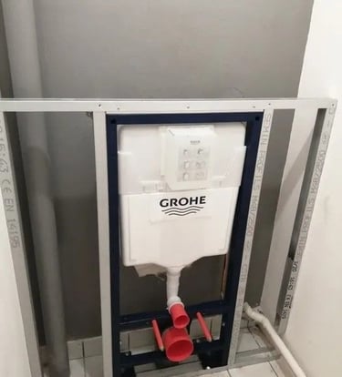 Bâti-support Grohe en cours d’installation pour WC suspendu, avec évacuation et alimentation intégré
