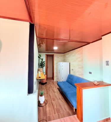 Habitación amplia con sofá