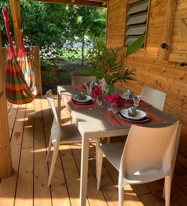 La table dressée pour 4 et un hamac sur la terrasse