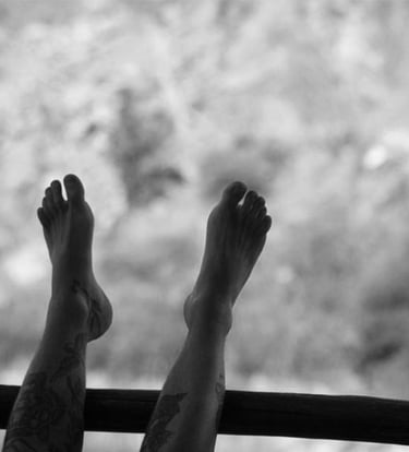 Pies en alto sobre el vidrio de una ventana