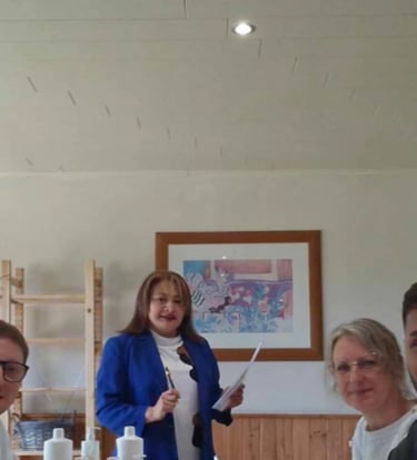 Séance de formation en salle : une formatrice debout explique un module tandis que les participants