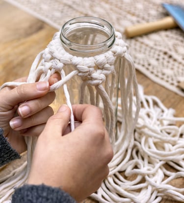 Manos tejiendo en un taller artesanal