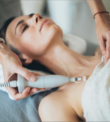mujer recibiendo un tratamiento de belleza con aparatos holistico y natural en ibiza