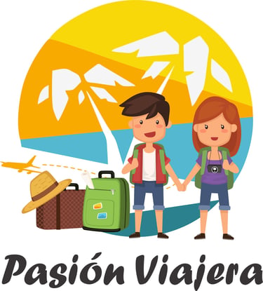 Una pareja viajando con mochilas y maletas con una puesta de sol en una playa tropical de fondo.