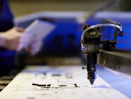 Sanayi tesislerinde makine ve tezgah kontrolleri, çalışanların güvenli çalışmasını sağlar.