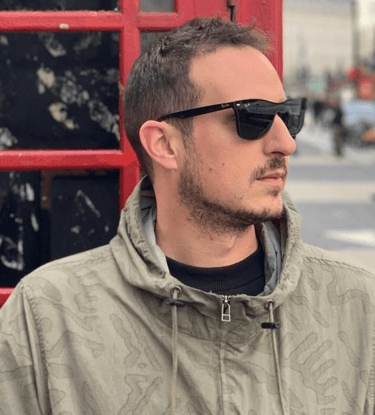 un ragazzo facente parte del booking team di plasma concerti