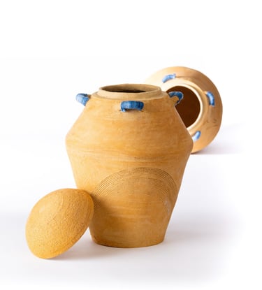 estelle del artisan urne artisanale en grès roux ornée d'un fil bleu