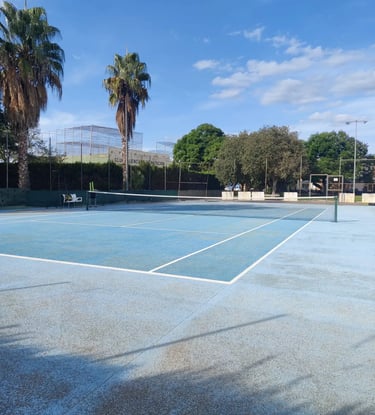 Una pista de tenis en el club valenciano de natación