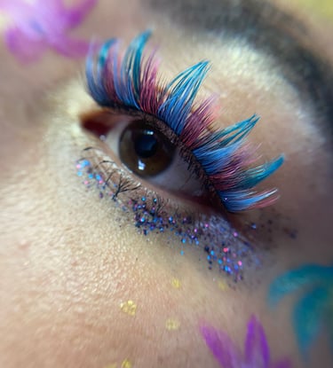 extensiones de pestañas vibrantes en azul y rosa con maquillaje de ojos con brillo